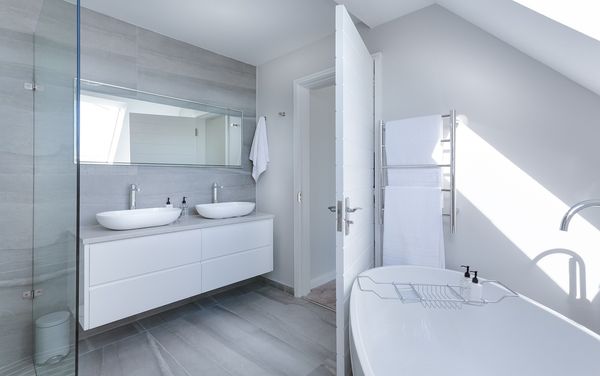 Jak wybrać optymalne wyposażenie dla szafek łazienkowych?